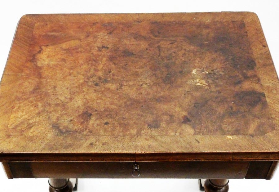 Deckplatte eines Nähtischchens: vor der Furnierergänzung & der Restaurierung der originalen Schellackpolitur